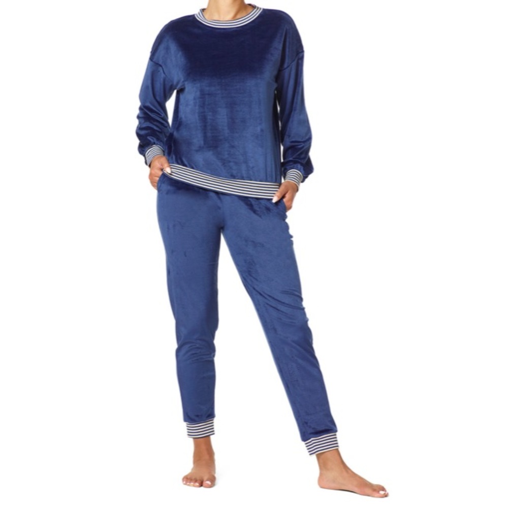 ✨✨NWT! Hue Wearever U R Velour PJ Set